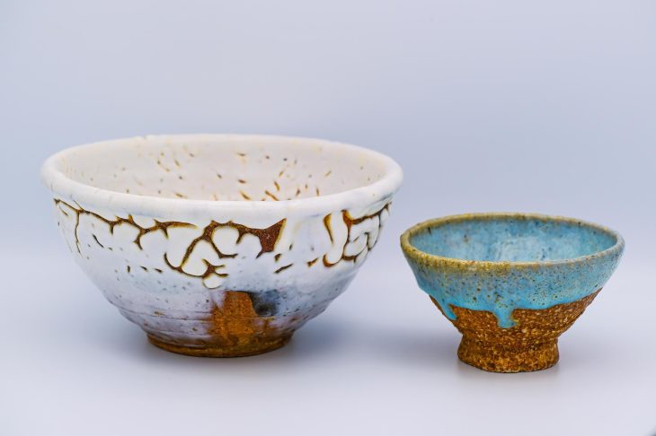 白と青の釉薬が施された大小の陶器の器