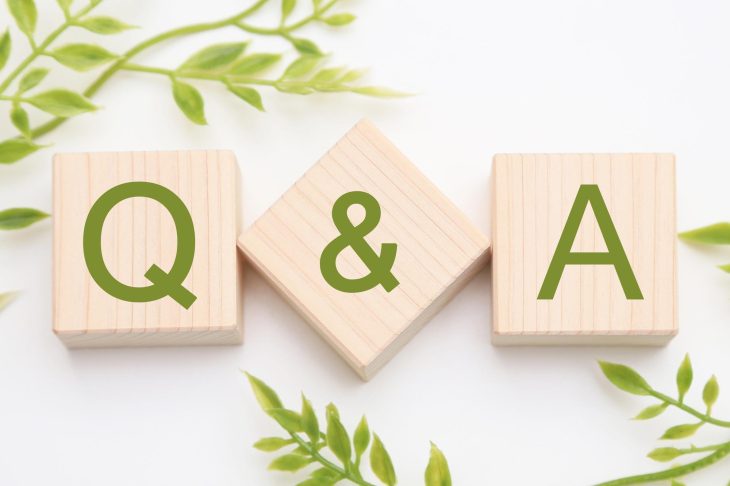 Q&Aをイメージした木製ブロック
