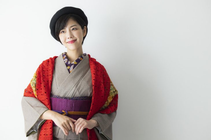 レトロな着物にベレー帽をコーディネートした女性