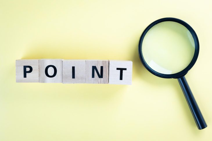 「POINT」の文字ブロックと虫眼鏡