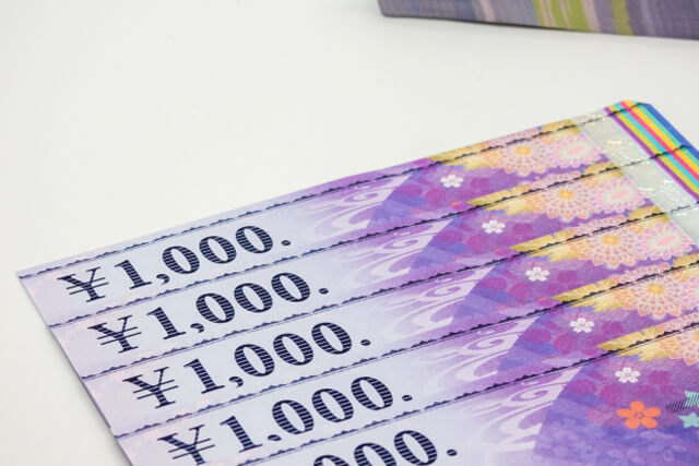 紫色の華やかな花柄が印刷された、1000円分のギフトカード