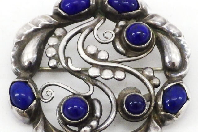 シルバーアクセサリーの黒ずみ解消法|原因から自宅でできる手入れ・買取情報まで