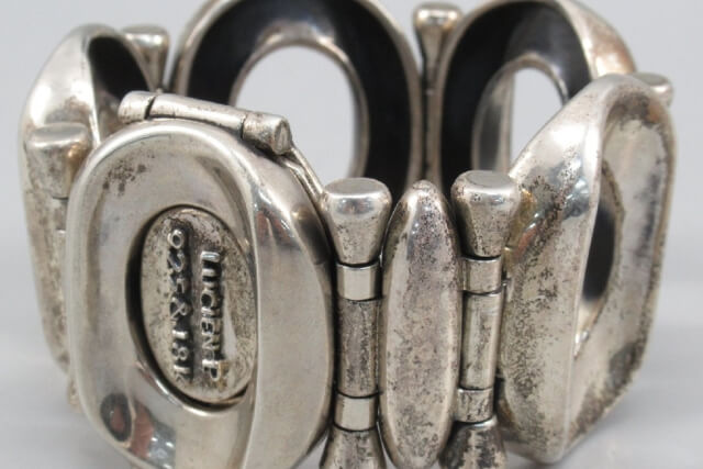 シルバーアクセサリーの黒ずみ解消法｜原因から自宅でできる手入れ・買取情報まで