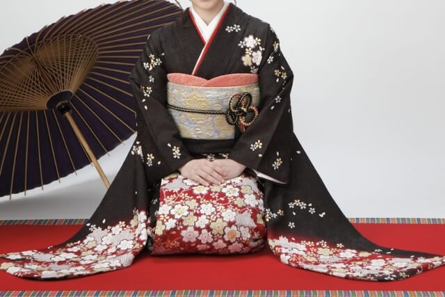 引き振袖とはどんな着物？黒引き振袖や色打掛との違いを解説
