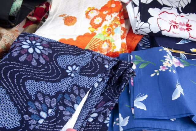 引き振袖とはどんな着物？黒引き振袖や色打掛との違いを解説