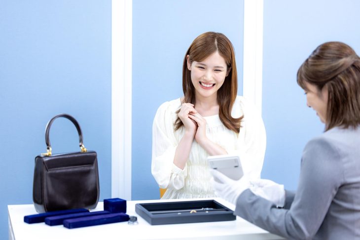 いくつかのアイテムを査定している人