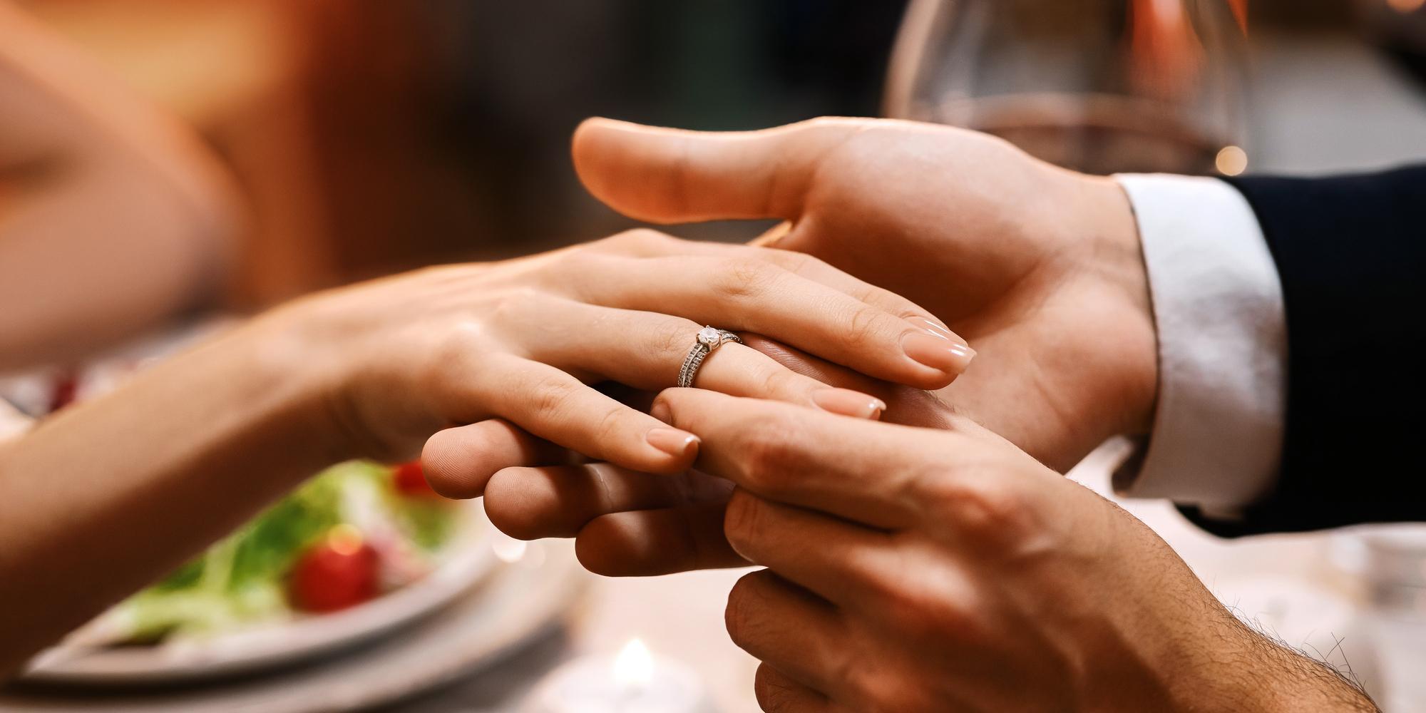 婚約指輪にダイヤモンドが選ばれる理由は？歴史と選び方、価値を解説