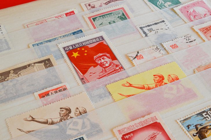 ストックブックに整理された状態の中国の記念切手