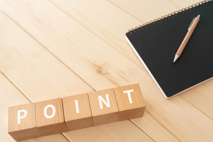POINTと書かれた木製ブロックと筆記用具