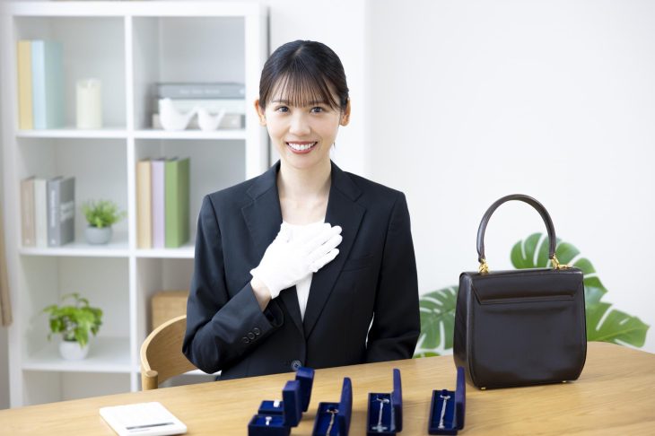 胸に手を当てる査定士の女性