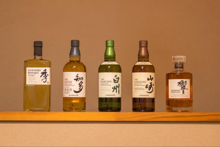 白州25年の定価はいくら？高値で取引される理由と購入・売却方法