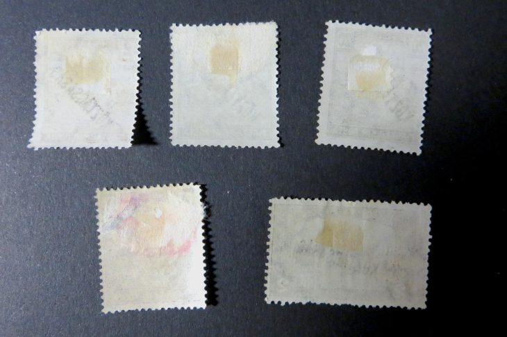 裏面が見える状態で並べられた使用済み切手