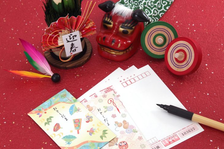 お年玉や年賀状、獅子舞、こまなどのお正月らしいグッズ