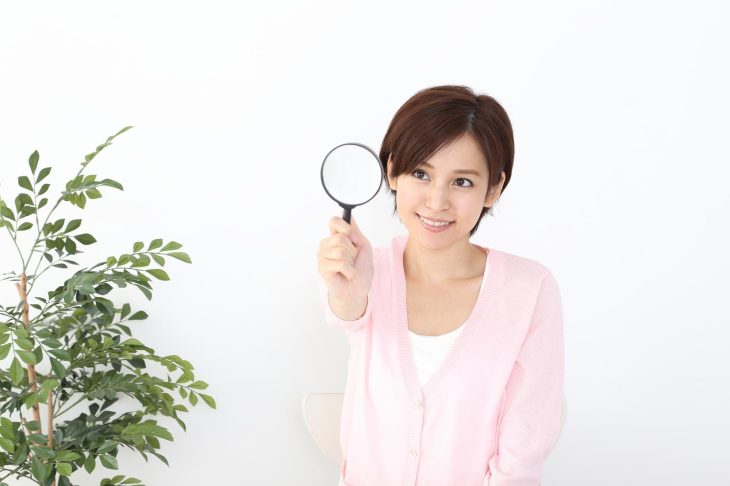 ルーペをのぞく女性