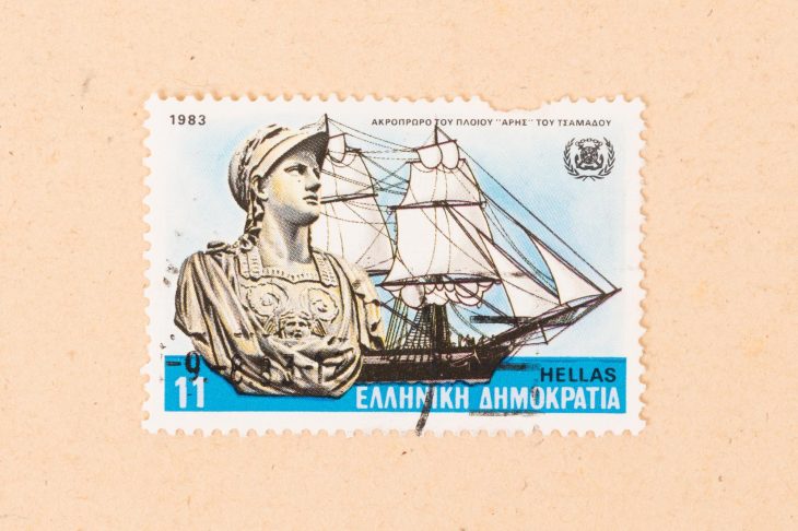 ギリシャの帆船と人物が描かれ、目打ち部分が欠けた外国の切手