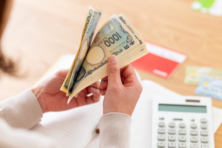 千円札を数える女性の手元