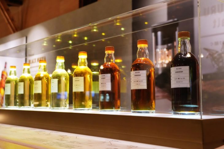ウイスキーやブランデーの原酒が並ぶ展示ケース