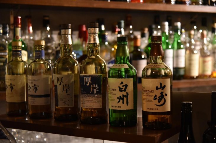 棚にならんでいる多種多様なウイスキー