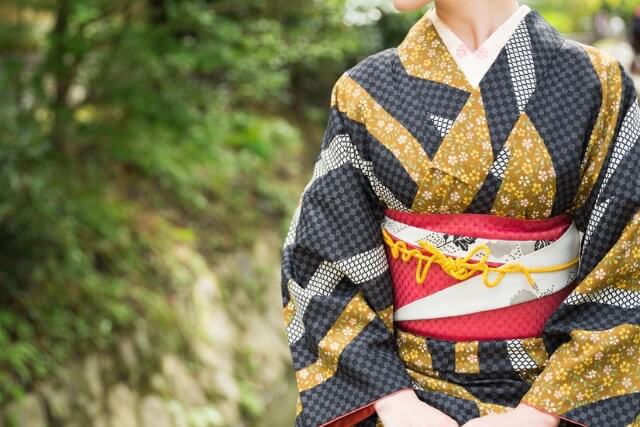 黒引き振袖とは?白無垢・色打掛・黒留袖との違いや歴史を解説