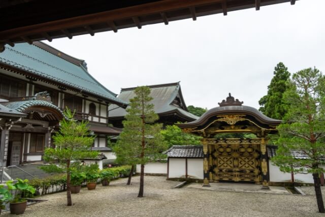 鱗文様とは?柄の意味や由来、着物・能・歌舞伎での役割を解説