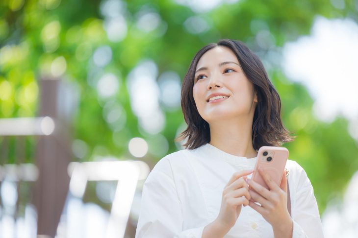 スマホを手にする女性