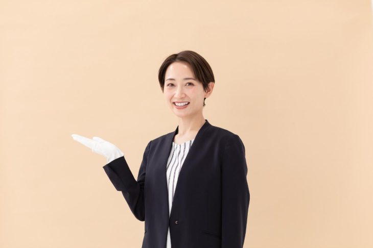 白い手袋をはめた査定士風の女性