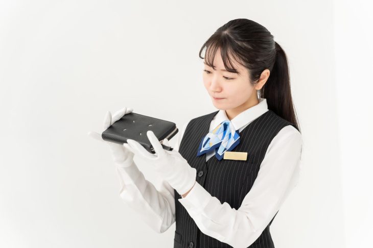 財布を丁寧に確認している査定士