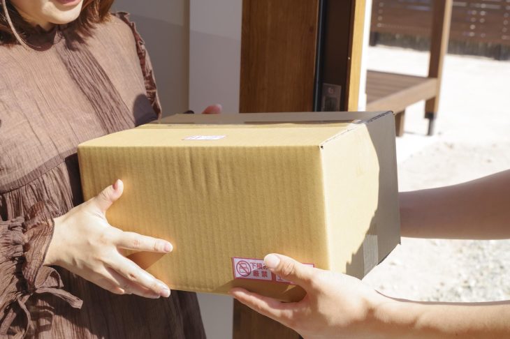 荷物を受け渡している人の手元