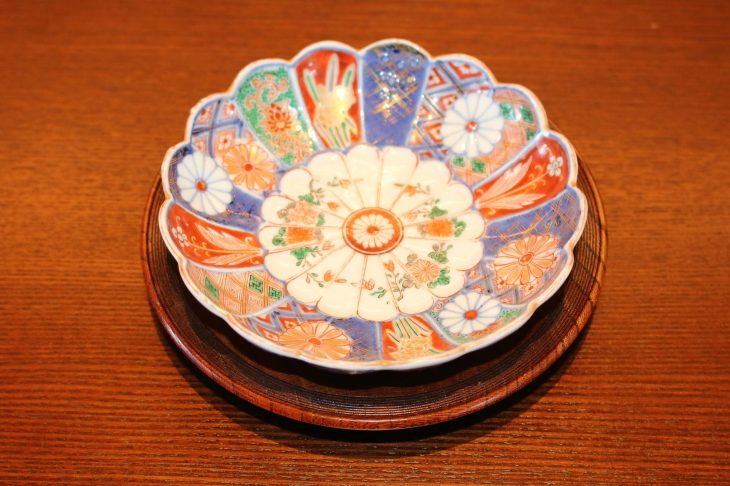 色鮮やかな九谷焼の大皿と木製の器