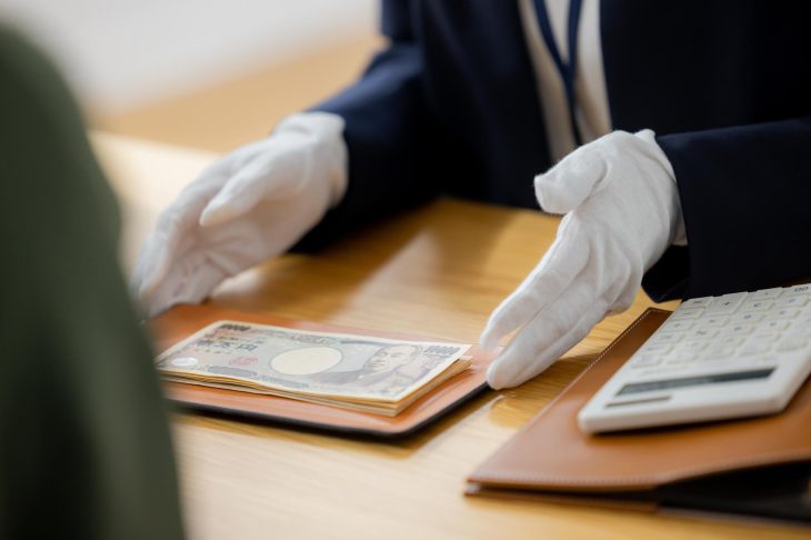 現金を受け渡している人の様子