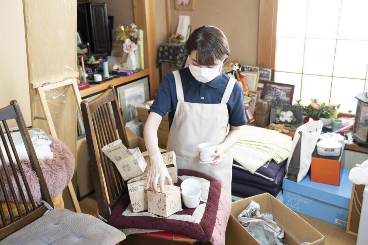自宅を訪問し、家財道具を整理する業者