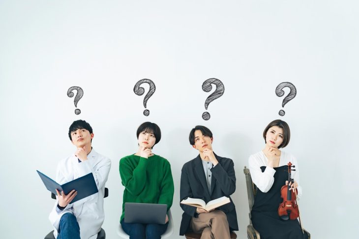 疑問を抱いている4人の人々