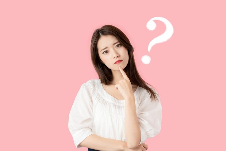 疑問を抱いた表情で考え込む女性