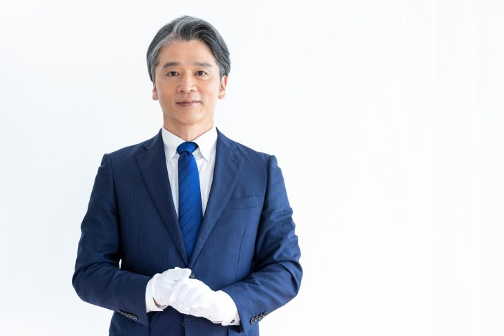 白い手袋をはめた男性の査定士