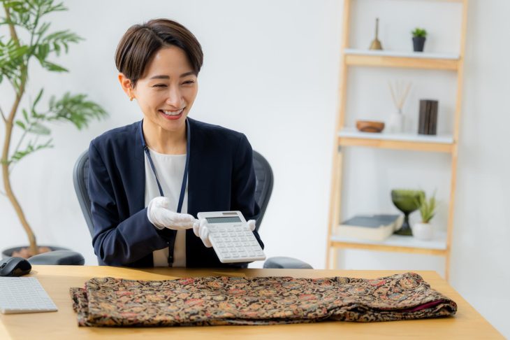 着物を査定し金額を提示する女性査定士