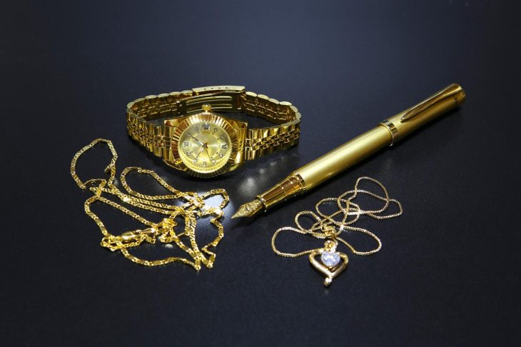 金を採用しているさまざまな工業製品・アクセサリー