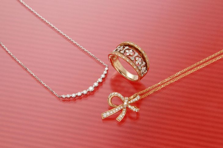 ダイヤモンドが付いたリングとネックレスを並べたジュエリーのイメージ写真