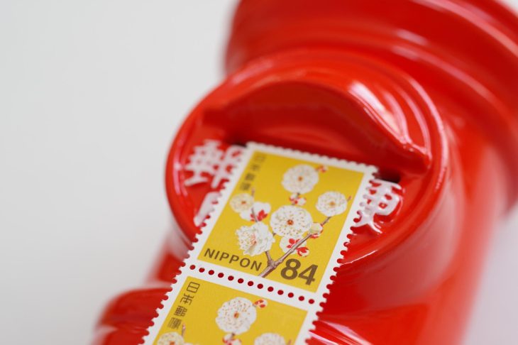 郵便ポストのミニチュアと84円切手
