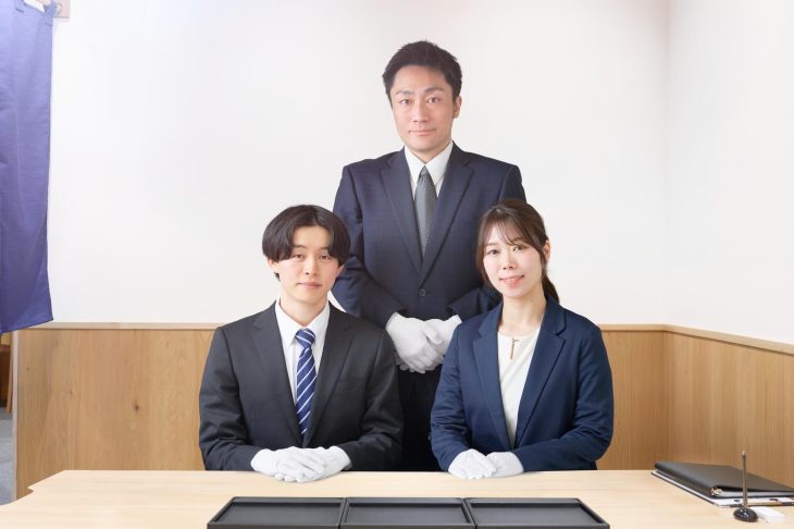 買取店のカウンターに整列している3人のスタッフ