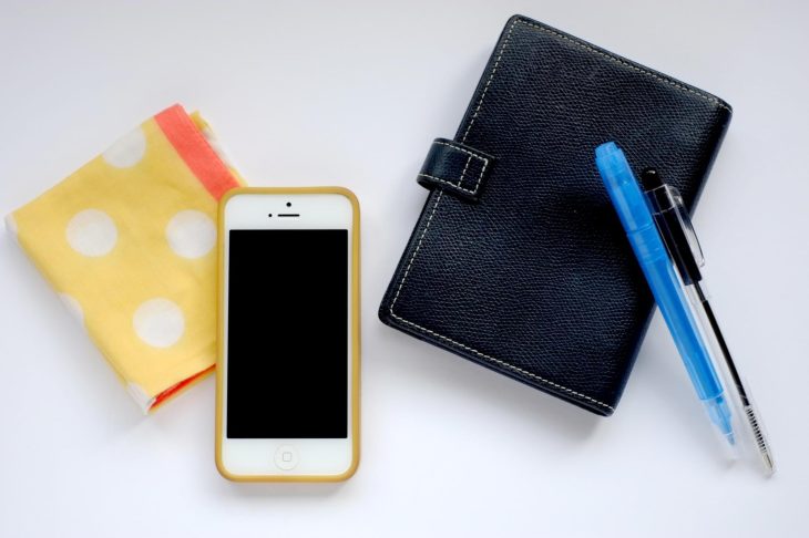 スマホや手帳、ハンカチといった持ち物