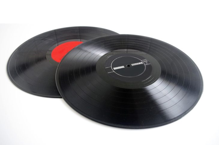 重ねて並べた2枚のレコード盤