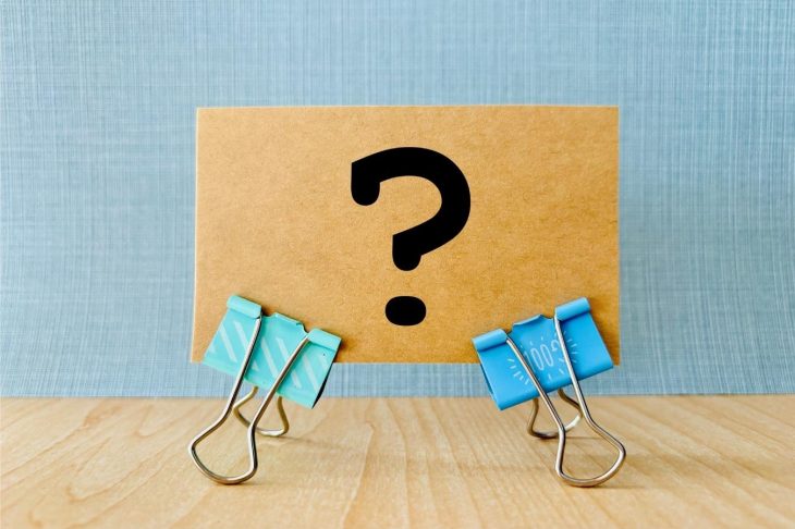 クエスチョンマークが書かれたカードと2個のクリップ
