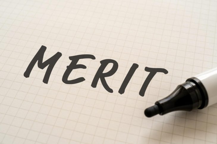 ノートに書かれた「MERIT」の文字