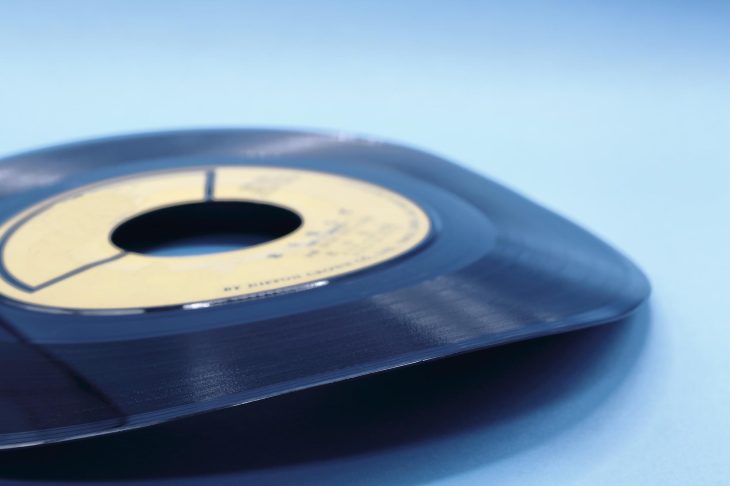 反って歪んだレコード盤