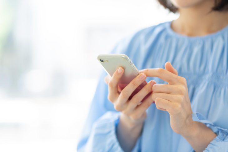 スマホを操作している女性