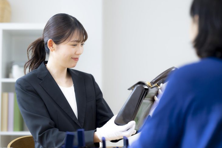 バッグを鑑定する女性査定士
