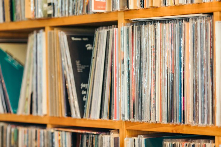 レコードを立てて収納しているレコードラック