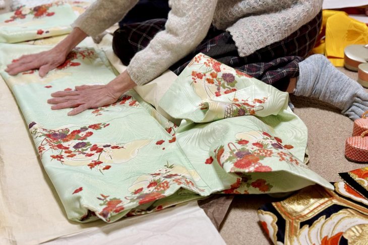 着物をたたむシニア女性の手元