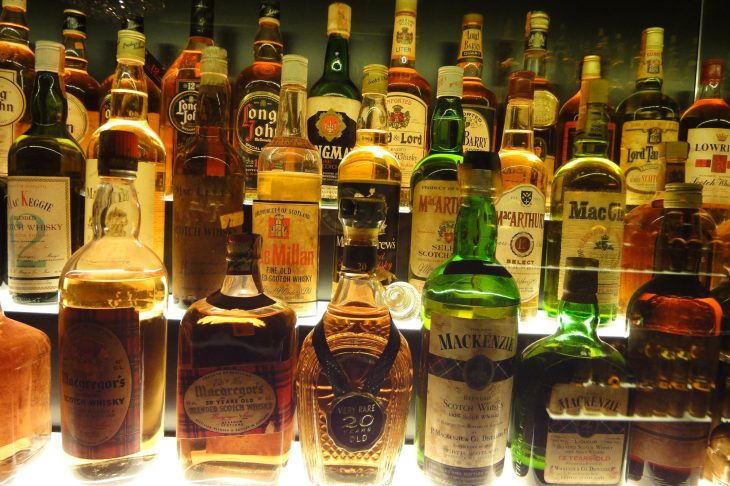 階段状の棚に整然と並んださまざまな酒のボトル