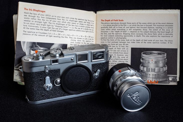ライカM3と、英語による文章や写真が載った冊子